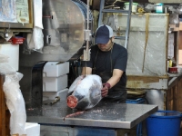 tsukiji-fish-market-tokyo-japan-tuna-cutting.jpg tsukiji-fish-market-tokyo-japan-tuna-cutting.jpg